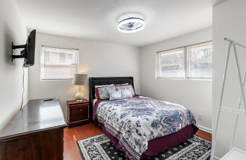 East Point Apartamento | Cozy 3BR Retreat with Parking and Private Yard