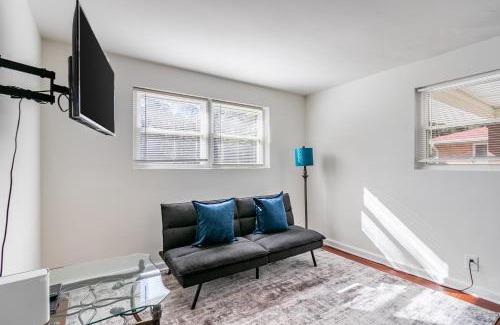 East Point Apartamento | Cozy 3BR Retreat with Parking and Private Yard
