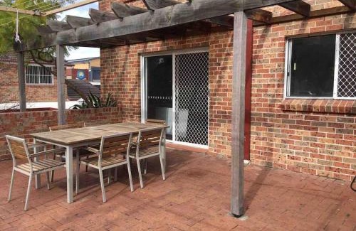 Liverpool Casa | Cozy 3BR Townhouse in Liverpool CBD with parking
