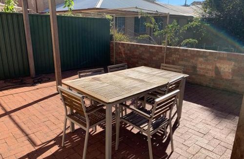 Liverpool Casa | Cozy 3BR Townhouse in Liverpool CBD with parking