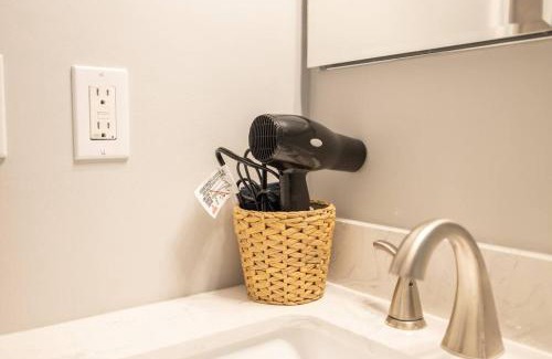White Oak Apartamento | Cozy 4 BD Retreat w Free Parking