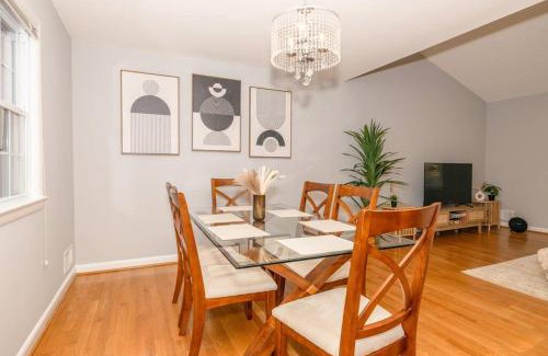 White Oak Apartamento | Cozy 4 BD Retreat w Free Parking