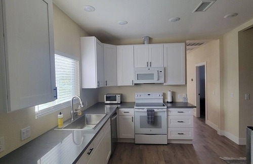 Needles Casa | Cozy 4 bdrm. 5 minutes from the Colorado River. Family Friendly