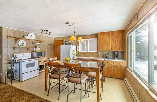 Coolin Cabina | Cozy 4 BDRM Beach Cottage on the Water at Sherwood Beach