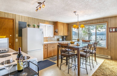 Coolin Cabina | Cozy 4 BDRM Beach Cottage on the Water at Sherwood Beach