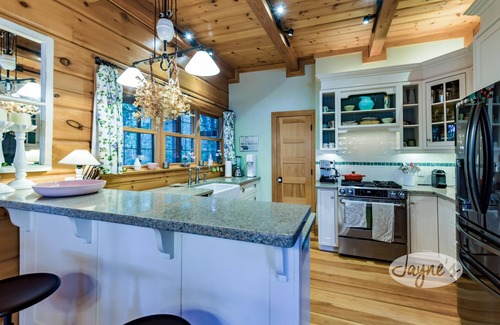 Gravenhurst Cabaña | Cozy 4 bed 2 bath cottage on Pine Lake with 1 bed Bunkie! W Exposure! Hot Tub!
