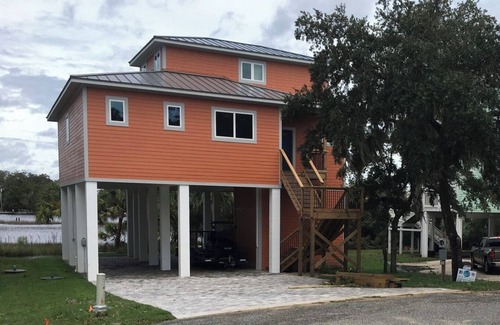 Steinhatchee Casa | Cozy 4 bedroom 3.5 bath waterfront home with boat dock and slip.