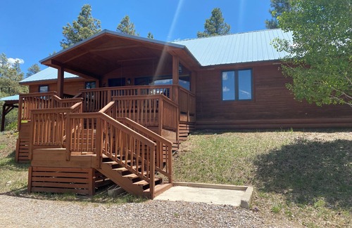 Los Ojos Cabina | Cozy 4-bedroom cabin in Chama with relaxing mountain vibes