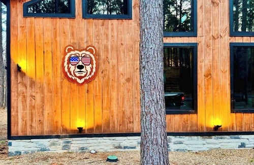 Broken Bow Cabina | Cozy 4-bedroom cabin in peaceful Broken Bow with hot tub, loft game area, WiFi.