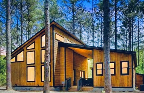 Broken Bow Cabina | Cozy 4-bedroom cabin in peaceful Broken Bow with hot tub, loft game area, WiFi.