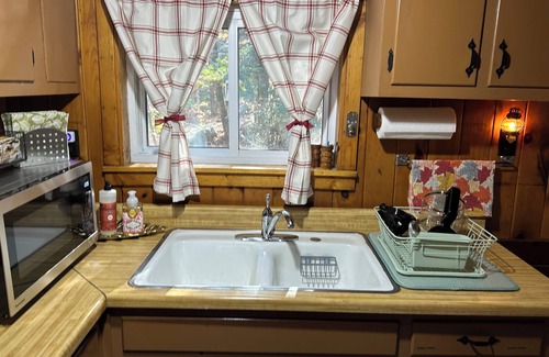 Stratton Cabina | Cozy 4-bedroom cabin. 5 Miles to Mount Snow and 8 miles to Stratton Sun Bowl.