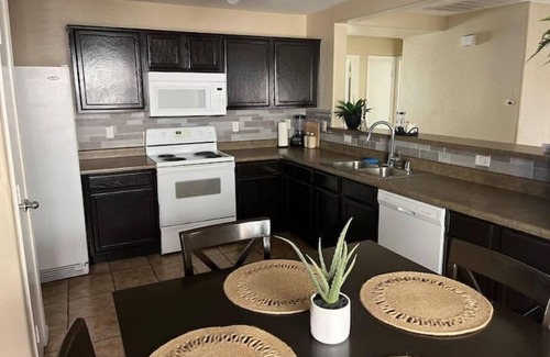 Tuscano Casa | Cozy 4 bedroom home!