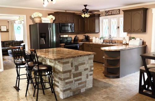 Robbinsville Casa | Cozy 4-bedroom house in Robbinsville with AC, WiFi, private pool, and hot tub.
