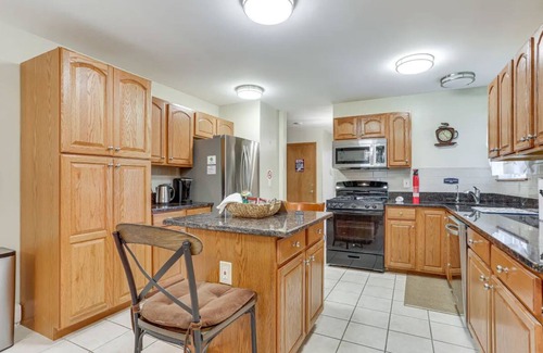 Bushkill Casa | Cozy 4-bedroom house in enchanting Bushkill with private hot tub & game room