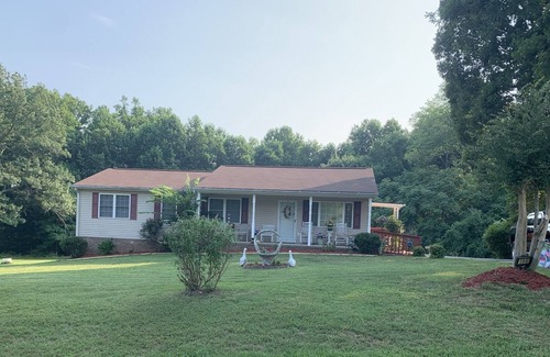 Chatham Casa | Cozy 4 bedroom house in the small town of Chatham!