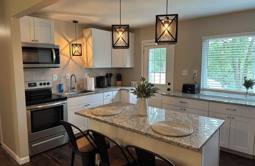 Lexington Casa | Cozy 4-bedroom house in enjoyable Lexington with WiFi, AC. Centrally located.