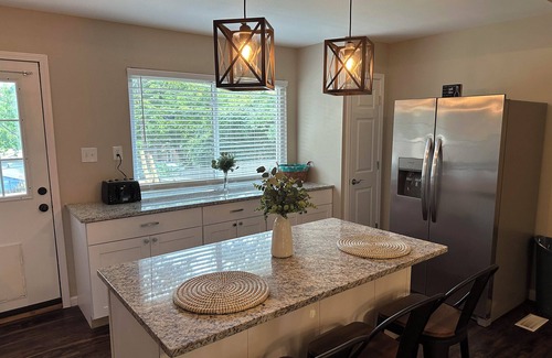 Lexington Casa | Cozy 4-bedroom house in enjoyable Lexington with WiFi, AC. Centrally located.