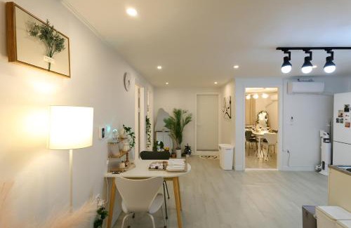 Bongcheon-dong Apartamento | Cozy 4 Bedroom Spacious Stay for 8 Near Line 2 and Airport Bus 5 min Walk to Sharosugil Kitchen Self Check in