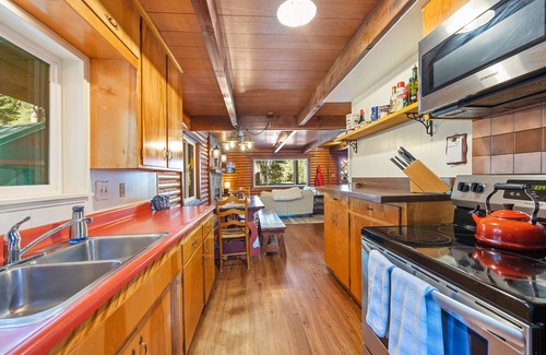 Serene Lakes Casa | Cozy 4 BR Cabin in North Lake Tahoe's Serene Lakes