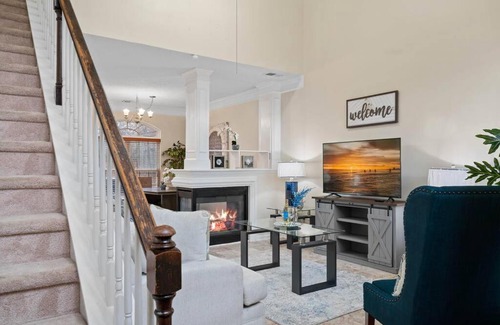Prosperity Church Road Casa | Cozy 4B 2 5B University Home King Beds Jacuzzi