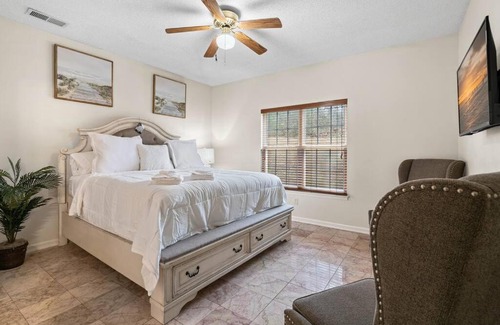 Prosperity Church Road Casa | Cozy 4B 2 5B University Home King Beds Jacuzzi