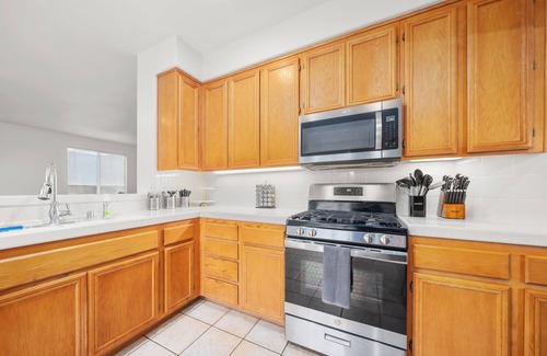 Riverside Casa | Cozy 4B2.5B｜Garage & Street Parking｜Pet Okay｜Backyard｜Perfect For Insured #42015