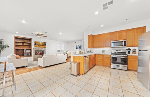 Riverside Casa | Cozy 4B2.5B｜Garage & Street Parking｜Pet Okay｜Backyard｜Perfect For Insured #42015