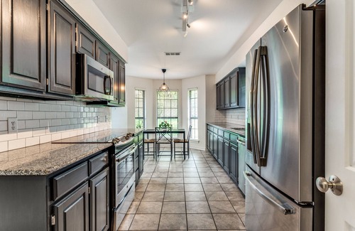 Fort Worth Casa | Cozy 4bd/2br house by Mira Vista: Family-friendly, 30+ day stays welcome!