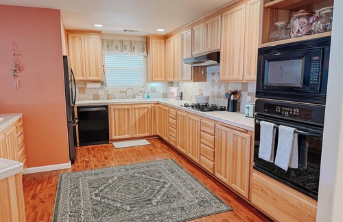 Shasta View Casa | Cozy 4bd Home w/ 3 King Beds + EV Charger + Trailer Parking
