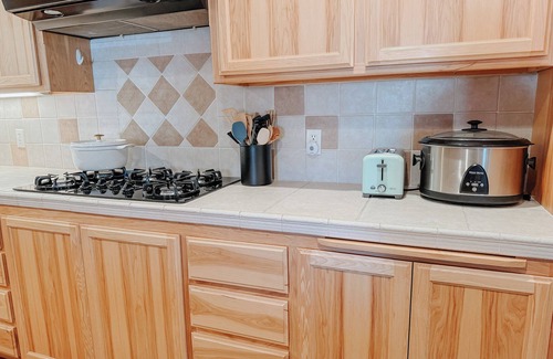 Shasta View Casa | Cozy 4bd Home w/ 3 King Beds + EV Charger + Trailer Parking