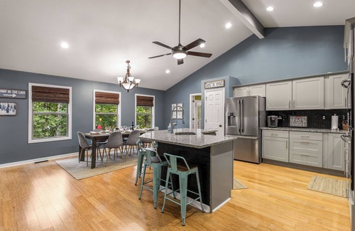 Gainesville Casa | Cozy 4bd lakefront home in Lake Lanier w/ HotTub, FirePit, Private dock, Wifi