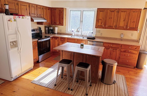 Stratton Casa | Acogedora casa de 3 hab. Convenientemente ubicada entre Stratton y Mount Snow con WiFi.