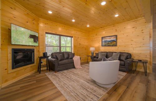 Gatlinburg - Pigeon Forge Casa | Cozy 4BR Cabin, Near Dollywood&Water Park, Game Room, Hottub, Fire Pit