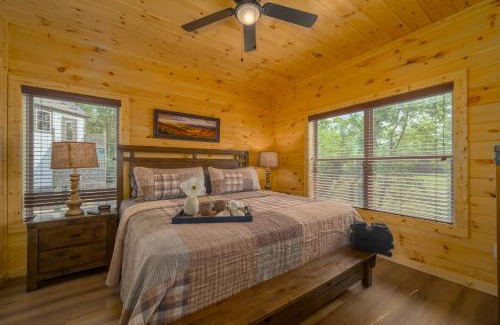 Gatlinburg - Pigeon Forge Casa | Cozy 4BR Cabin, Near Dollywood&Water Park, Game Room, Hottub, Fire Pit