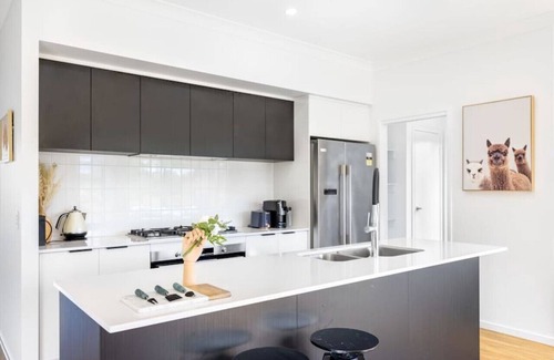 Calamvale Casa | Cozy 4BR Retreat: Workspace Near Shops & Highways