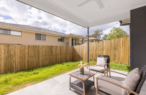 Calamvale Casa | Cozy 4BR Retreat: Workspace Near Shops & Highways