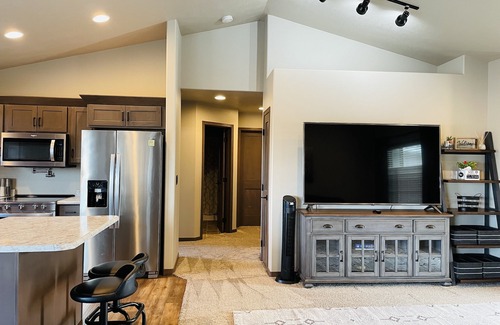 Sioux Falls Casa | Cozy 4King bed+3Bath near Downtown&Airport open concept Scenic backyard view