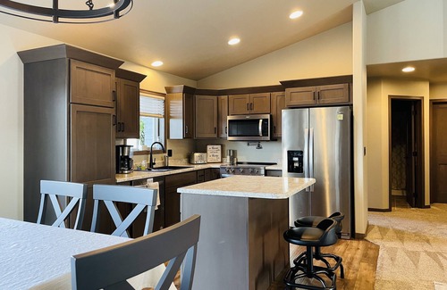 Sioux Falls Casa | Cozy 4King bed+3Bath near Downtown&Airport open concept Scenic backyard view