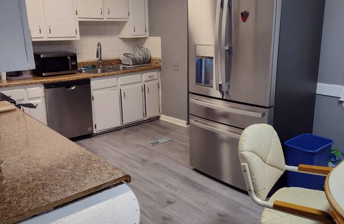 Norfolk Casa | Cozy 5-bdrm hm, Loaded Kitchen, w/ Patio Deck & Grill, WiFi in pleasant Norfolk