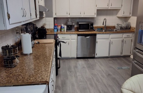 Norfolk Casa | Cozy 5-bdrm hm, Loaded Kitchen, w/ Patio Deck & Grill, WiFi in pleasant Norfolk