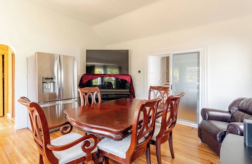Albany Casa | Cozy 5-Bedroom House, Central AC, EV Charger, Perfect for Family and Work Groups