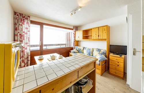 Montgellafrey Apartamento | Acogedor apartamento para 5 personas con balcón y vistas, cerca de pistas y comercios