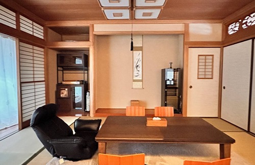 Adachi Casa | Cozy 5 room house in Tokyo, 2 minutes from station. WiFi, Netflix, Full Kitchen.