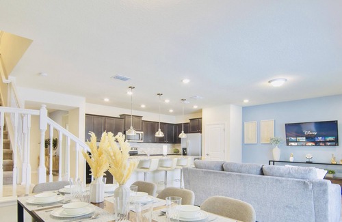 Davenport Casa | Cozy 5BD/4.5BH - w/private POOL 8mi from Disney!
