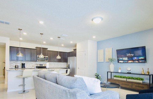 Davenport Casa | Cozy 5BD/4.5BH - w/private POOL 8mi from Disney!