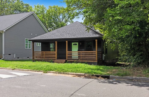 East Durham Casa | Cozy 6-Guest Stay Near Duke, Central & UNC University, 15 miles to RDU airport!