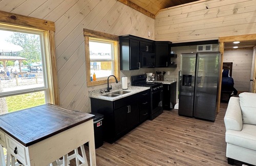 Gadsden Cabina | Cozy 6 person cabin with swim up tiki bar and hot tub!