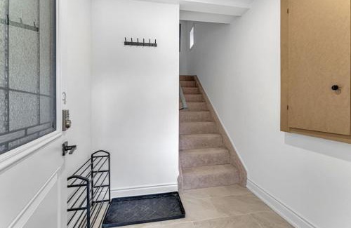 Hamilton Casa | Cozy 6BR Home -TiCats,Hospitals,Beach,First Ontario