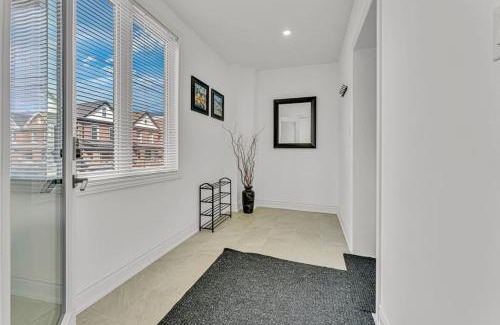 Hamilton Casa | Cozy 6BR Home -TiCats,Hospitals,Beach,First Ontario