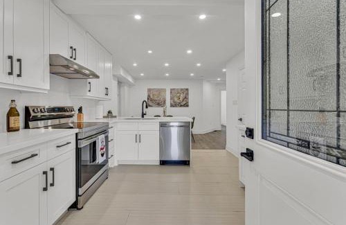 Hamilton Casa | Cozy 6BR Home -TiCats,Hospitals,Beach,First Ontario